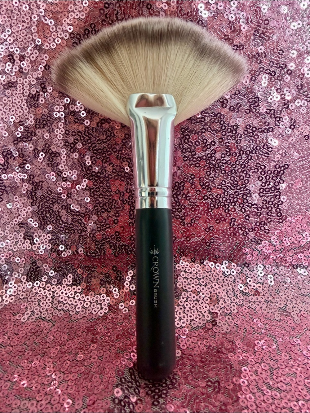 CROWN Jumbo Kabuki Fan Brush